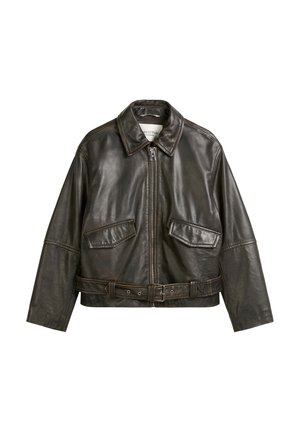 Braune Lederjacke mit Kragen, vorderem Reißverschluss, zwei Brusttaschen und einem Gurt in der Taille. Glatte Textur, verkürzter Schnitt und minimalistisches Design.
