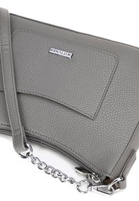 Borsa a tracolla in pelle grigia con texture, chiusura con zip, tracolla regolabile, tasca frontale e dettagli in metallo argentato.