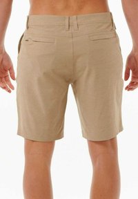 Shorts beige realizzati in un tessuto leggero, con una vestibilità aderente, un davanti piatto e due tasche posteriori, che terminano appena sopra il ginocchio.