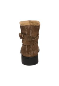 Stivaletto alla caviglia in camoscio marrone con tacco in gomma nera, dotato di una fascia attorno alla caviglia e cuciture decorative bianche sul retro.