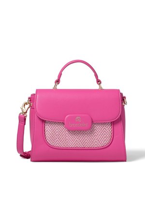 Borsa a mano rosa con design strutturato, caratterizzata da una tasca frontale intrecciata e dettagli in metallo dorato. Include un manico superiore e una tracolla removibile.