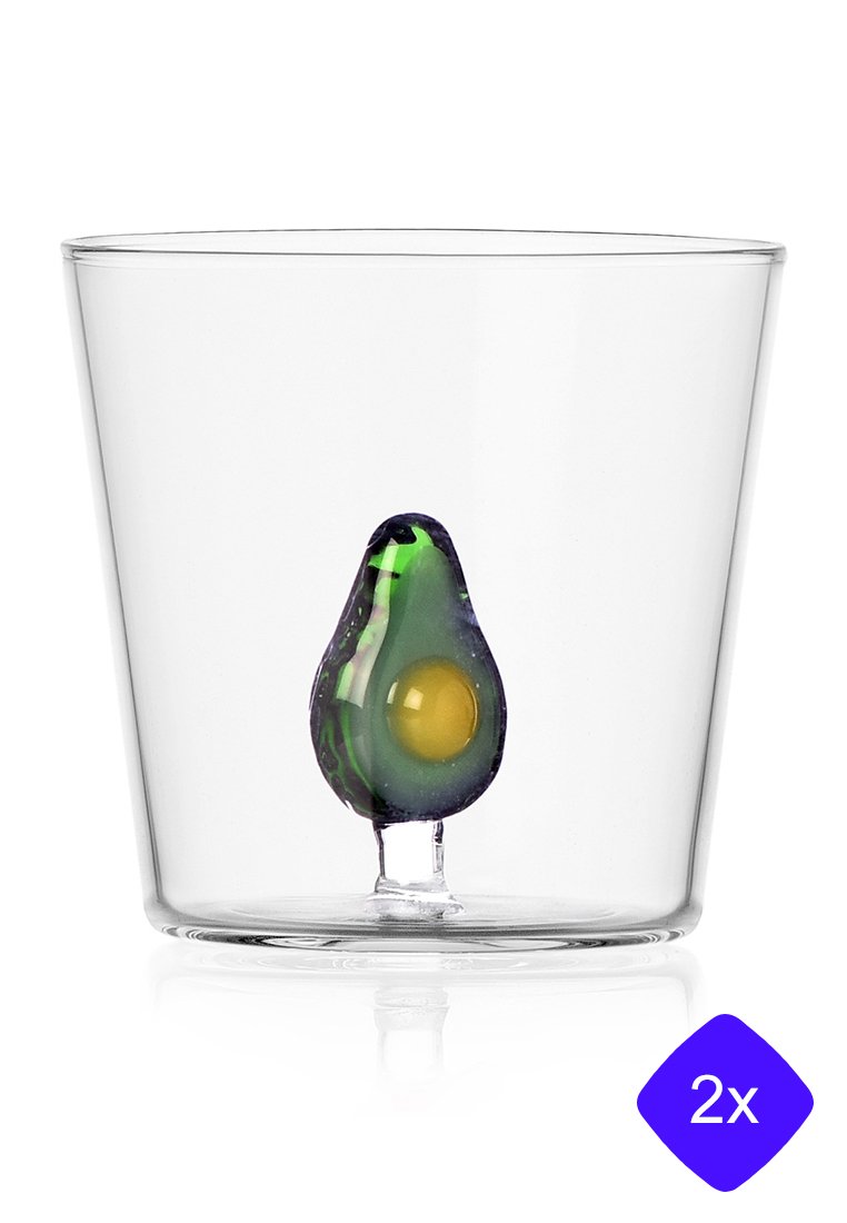 Przezroczysta szklanka z dekoracyjnym, kroplowym zielonym i żółtym obiektem na dnie. Prosty design z gładką fakturą.