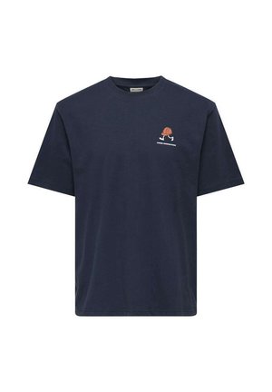 Chemise bleu marine à manches courtes avec un petit motif de casque de chantier orange et bottes blanches, texte "UNDER CONSTRUCTION" sur la poitrine gauche.