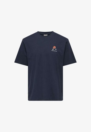 Chemise bleu marine à manches courtes avec un petit motif de casque de chantier orange et bottes blanches, texte "UNDER CONSTRUCTION" sur la poitrine gauche.