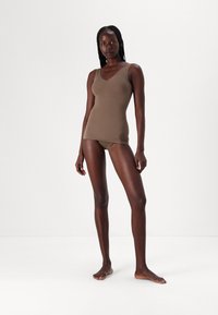 D�ébardeur marron à col en V et bretelles fines, associé à un bas de bikini assorti ; tissu lisse et extensible ; design ajusté.