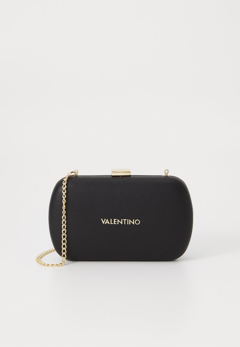 Pochette noire à texture lisse, avec une bandoulière chaîne dorée, un fermoir doré et le logo "VALENTINO" en lettres dorées sur le devant.