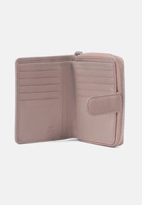 Roze leren portemonnee met meerdere kaartvakken, een ritsluiting en een RFID-beschermingslogo dat aan de binnenkant is gegraveerd. Soepele textuur door het hele ontwerp.