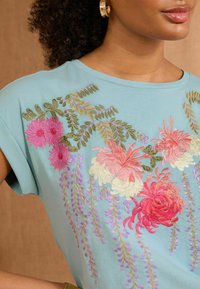 Love & Roses Printtipaita - light blue floral