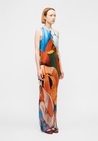 Πολύχρωμο μάξι φόρεμα χωρίς μανίκια από διαφανές ύφασμα· διαθέτει αφηρημένο μοτίβο με αποχρώσεις μπλε, πορτοκαλί και πράσινο· λεία υφή.