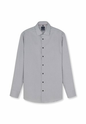 Weißes Hemd mit langen Ärmeln, kleinem schwarzem geometrischem Muster und spitzem Kragen, flach auf weißem Hintergrund gelegt.