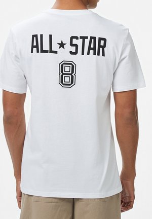 Camiseta de algodón blanca con el texto negro "ALL★STAR" y el número "8" en la parte de atrás, con cuello redondo y mangas cortas.