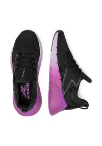 Pantofi sport negri cu un superior din plasă și limbă căptușită, având o talpă violet cu gradient și un design geometric pronunțat al călcâiului.