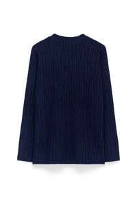 Maglione blu navy con un motivo testurizzato di sottili linee verticali, maniche lunghe e collo rotondo, realizzato in un morbido tessuto a maglia.