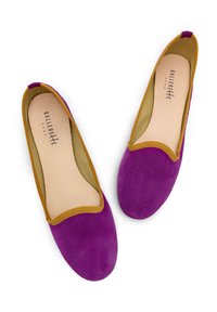 Bailarinas de ante morado con un borde dorado en el contorno de la apertura y un suave forro interior beige. Diseño de puntera redondeada.