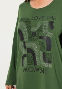 Ulla Popken GEOMETRIC LOVE THE MOMENT GRAPHIC TEE - Top s dlouhým rukávem - hunter green