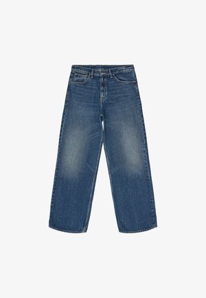 Jeans in denim a gamba larga di colore blu medio. Realizzati in cotone, con sezioni sbiadite, design a cinque tasche e chiusura con zip e bottone.