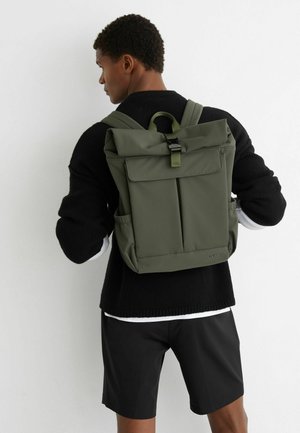 Reiss, PASCAL TECHNICAL ROLL-TOP BACKPACK . - Rucsac - khaki green