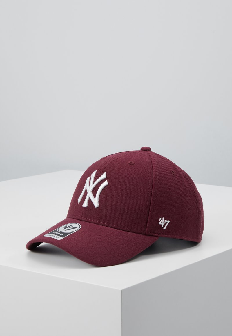Maroon baseballcaps med hvitt brodert New York Yankees-logo, justerbart belte, buet skjerm og 47-merket på siden.