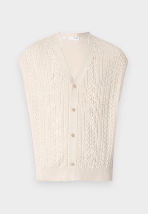 Brede gebreide vest in lichtbeige met een V-hals, korte mouwen, knoopsluiting met vijf knopen en een textuur van kabelpatronen over het geheel.