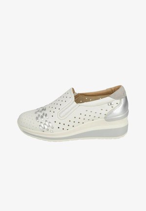 Scarpa slip-on bianca con design forato, dettagli argento sulla punta e sul tallone e suola ammortizzata per comfort e supporto.