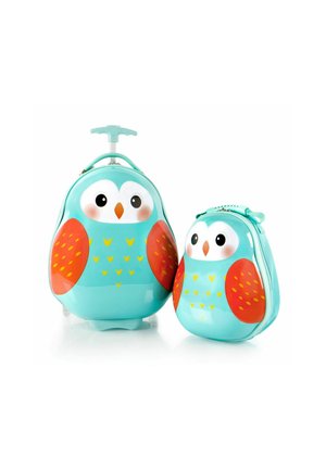 Dos mochilas con tema de búho: una maleta de ruedas de color turquesa con acentos en las alas de color naranja, y una mochila más pequeña con un diseño y colores similares.