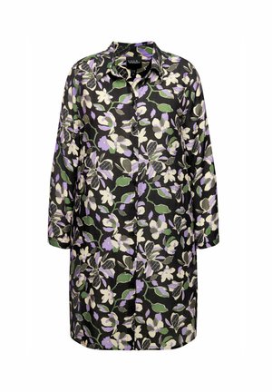 Camisa floral en negro, con flores blancas, moradas y verdes. Mangas largas, cuello, botones frontales y un diseño de corte suelto.