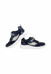 Dětské sneakers v námořnické modři s bílými podrážkami, stříbrnými designy křídel, tkaničkami a suchým zipem označeným "BRTK."