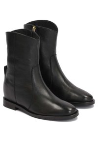 Bottes basses en cuir noir à texture lisse, bouts pointus et fermetures éclair latérales. Elles présentent un design minimaliste et un talon empilé.