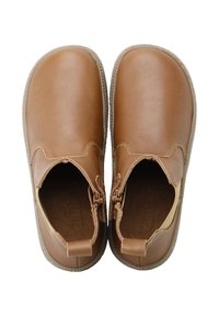 Botas de tobillo de cuero marrón con paneles laterales elásticos y textura suave. Presentan cremalleras y acentos beige alrededor de las aberturas.