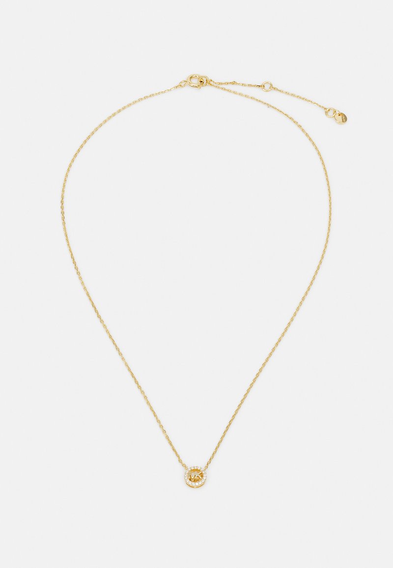 Guldhalsband med en delikat kedja och cirkulär berlock som har en texturerad logotyp omgiven av små klara stenar. Justerbar längd.