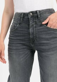 camel active MOM FIT 5-POCKET  - Jeans Tapered Fit - dark grey used