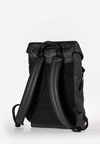 Schwarzer Rolltop-Rucksack mit Lederakzenten, gepolsterten Trägern und einem strukturierten Stoffkörper. Verfügt über einen Obergriff und einen Reißverschlussverschluss.