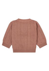 Stickad tröja i dammros med texturerade vertikala linjer, rund halsringning och trekvartslånga ärmar. Ribbad mudd och nederkant.