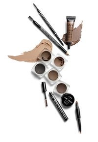 Produits pour les sourcils NYX variés : deux crayons à sourcils noirs, quatre pots ronds (marron clair, marron moyen, marron foncé et noir), et un tube de gel à sourcils.