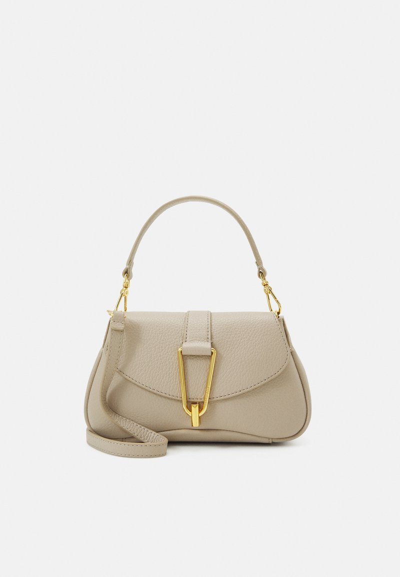 Beige Lederhandtasche mit strukturiertem Design, ausgestattet mit einem oberen Griff und verstellbarem Schultergurt. Goldfarbene Hardware-Akzente auf der Vorderseite.