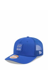 Blaues Cap mit Netzrücken, flacher Krempe und einem rechteckigen Patch mit einem Büffel-Design und dem weißen Text "BUFFALO BILLS".