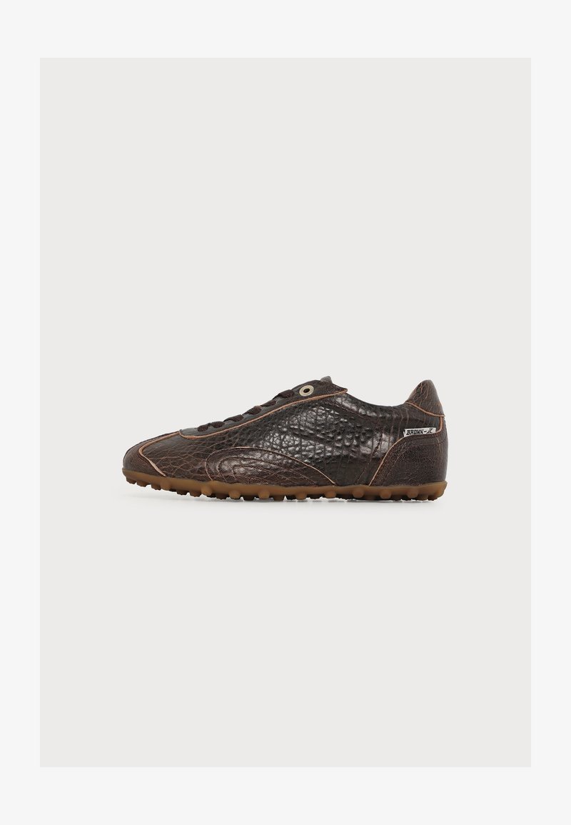 Baskets basses en cuir brun foncé avec surface texturée, semelle en caoutchouc marron, lacets noirs et petite étiquette blanche sur le côté du talon.