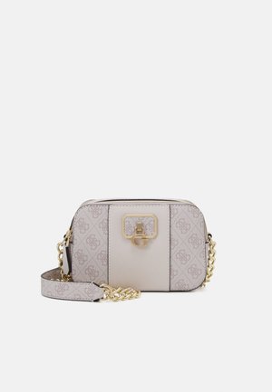 Petit sac bandoulière beige avec motif monogramme, bandoulière chaîne dorée et fermoir décoratif doré sur le panneau avant.