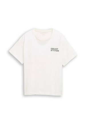 Wit kortärmelig T-shirt met ronde hals en de tekst "COOLEST ATTITUDE" gedrukt in kleine zwarte letters op de linkerborst.