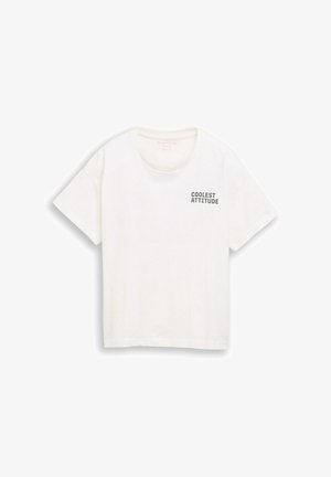 Wit kortärmelig T-shirt met ronde hals en de tekst "COOLEST ATTITUDE" gedrukt in kleine zwarte letters op de linkerborst.