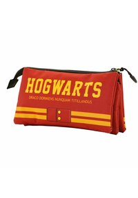 Rode stoffen etui met gele tekst "HOGWARTS", strepen en een ontwerpdetail dat lijkt op een riem met knopen. Ritssluiting aan de bovenkant.