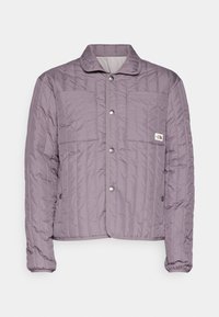 Lila vadderad jacka med krage, tryckknappsstängning och två bröstfickor. Har elastiska ärmslut och en slät innerfoder.