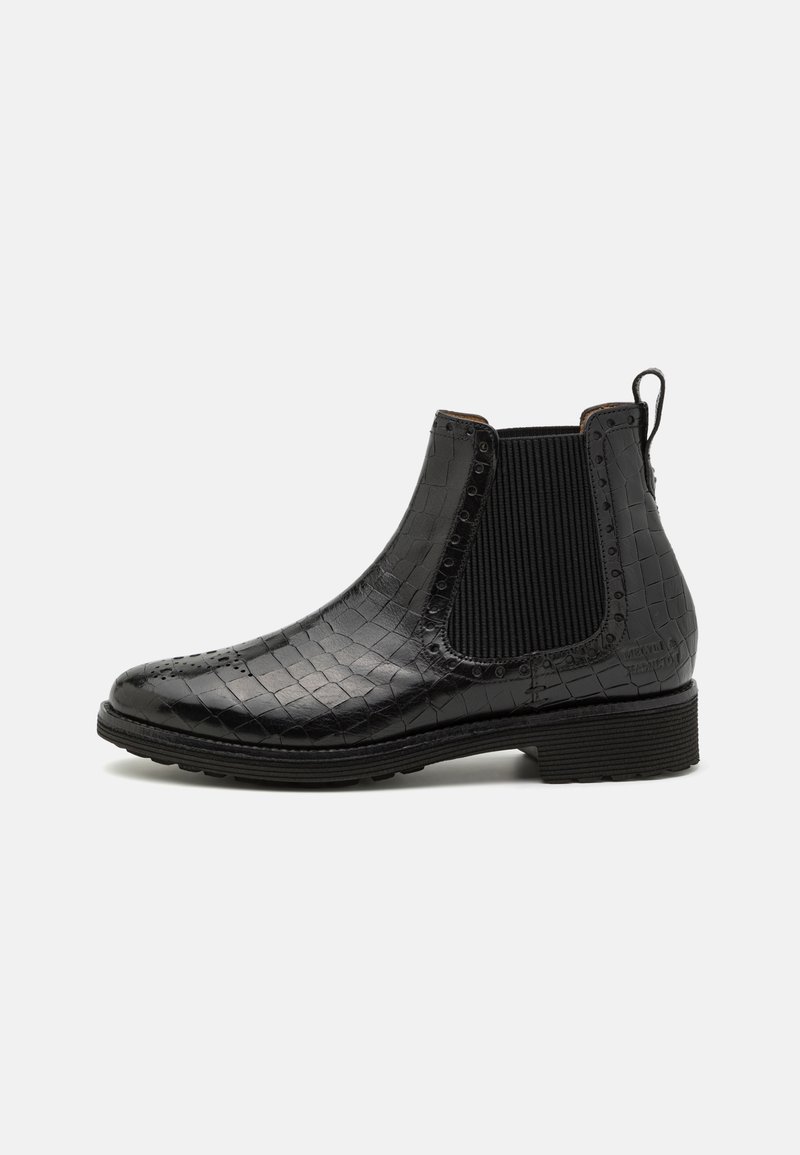 Stivaletto Chelsea in pelle nera con texture a coccodrillo, pannelli laterali elasticizzati e un tacco basso a blocco. Presenta una linguetta sul retro e cuciture dettagliate.