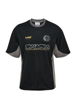 Schwarzes Sport-T-Shirt mit grauen Seitenpaneelen, grauem Kragen, "SWARM INTERNATIONALS" Logo, Hummel-Markenname und rundem Emblem auf der Brust.