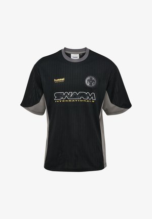 Schwarzes Sport-T-Shirt mit grauen Seitenpaneelen, grauem Kragen, "SWARM INTERNATIONALS" Logo, Hummel-Markenname und rundem Emblem auf der Brust.