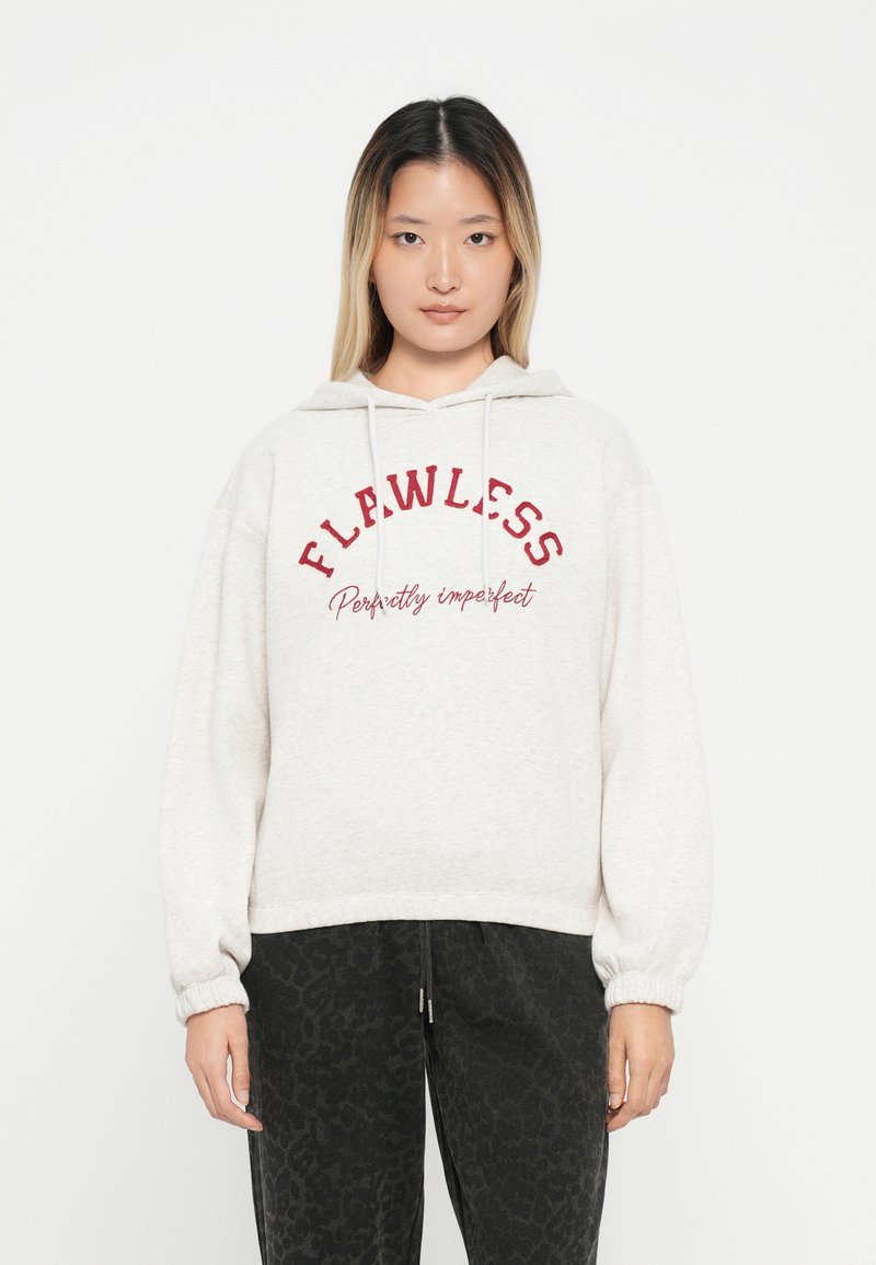 Ανοιχτό γκρι φούτερ με κορδόνι, διαθέτει κόκκινο κείμενο "ΑΤΕΛΕΙΩΤΟΣ" και "Τέλεια ατελής." Μαλακή, άνετη γραμμή, ριμπ μανσέτες και στρίφωμα.