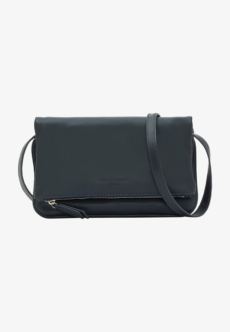 Sac en cuir bleu marine avec une texture lisse, de forme rectangulaire, à rabat supérieur et bandoulière amovible. Comprend une poche zippée et un détail de logo en relief.