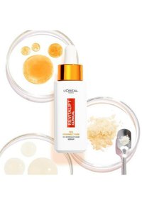 Sérum L'Oréal Revitalift Clinical dans un flacon blanc avec des accents orange. Entouré de plaques de Petri circulaires contenant des liquides dorés et transparents.