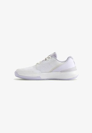 Baskets de sport blanches avec empeigne en mesh, accents texturés lisses et semelle en caoutchouc légère. Présente des détails lavande minimalistes et un système de laçage.