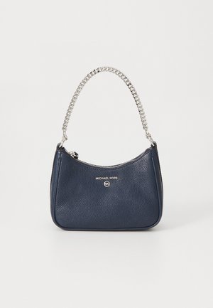 Navyblå lædertaske fra Michael Kors med sølvkæde og lynlåslukning, med brandlogo på forsiden.